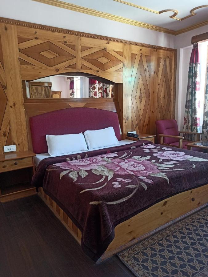 Hotel Prini Inn Manāli Exteriér fotografie